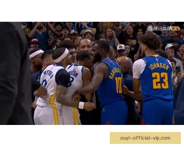 火药味浓烈勇士掘金球员冲突升级佩顿纳吉梅尔顿三人同时吃T