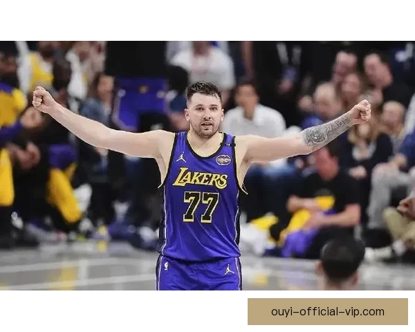 东契奇腿筋二级拉伤无限期休战 湖人前景堪忧恐无缘所有评奖